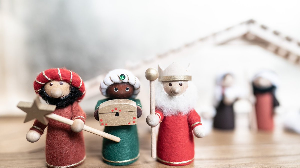 RAEinforma's tweet photo. Consultas de la semana | ¿Cómo se escribe «Reyes Magos»? 

Como nombre propio, «Reyes Magos» se escribe con mayúscula. Además, se escribirá también con mayúscula «Oriente», y la abreviatura de «sus majestades» es «SS. MM.», por lo que sería «SS. MM. los Reyes Magos de Oriente». https://t.co/tb6zaiK9Xa