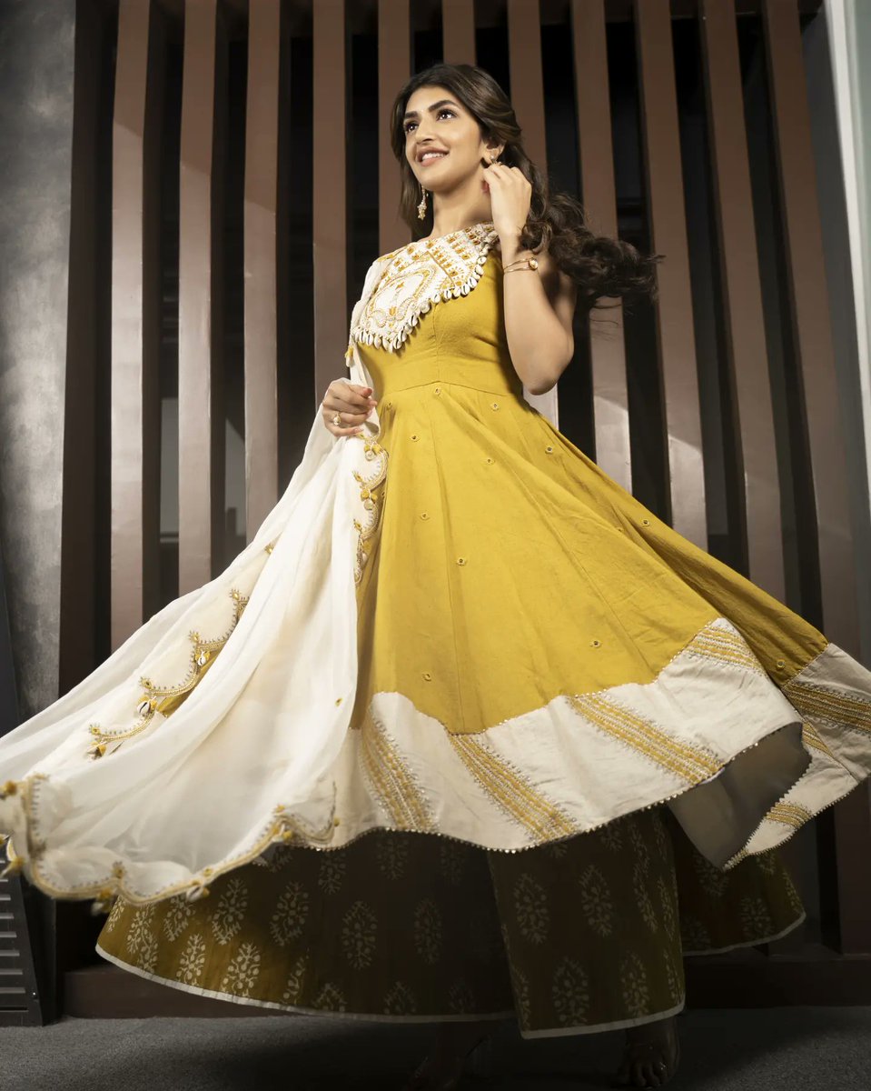 BenchMarkOffl's tweet photo. Help! We're not able to get over your mustard pictures 😍💫 @sreeleela14
#sreeleela #benchmarktalents #benchmarktalent https://t.co/fg3C0kkERJ