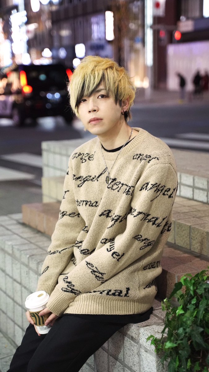 antsa_kazuya's tweet photo. どーも！セーター着たら直ぐ穴空いちゃう系男子です。ﾅﾝﾃﾞﾀﾞﾛｳ

今年もよろしく！！！
銀座ってすごいな！！！！！ https://t.co/AWgclZDKIC