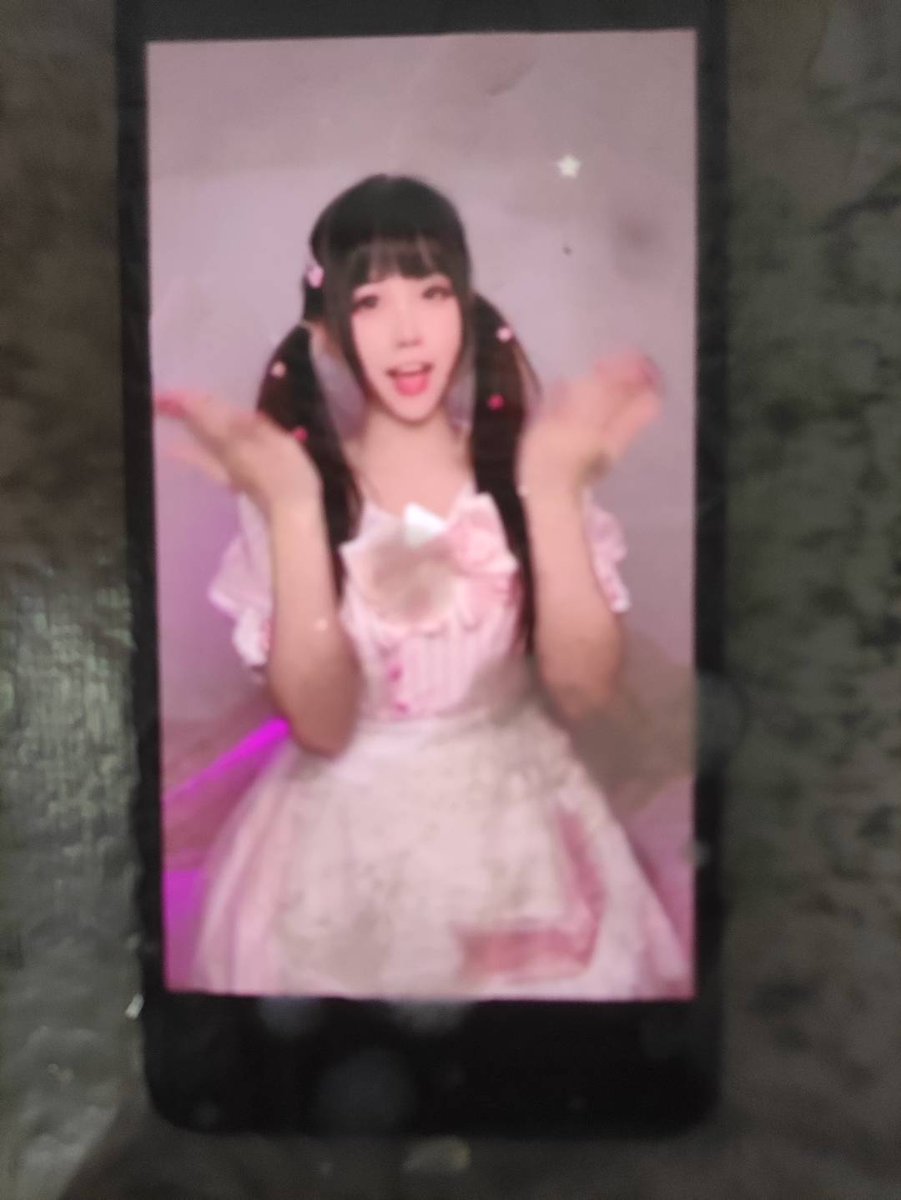 xiaopoh32190845's tweet photo. @mikomikoww 真nm的骚货，真想扒开你的衣服直接操死你？想看着别人对着你射屏然后自慰高潮？真nm的骚母狗。还代言飞机杯？你tm自己不就是个人性飞机杯？母狗不是爱喝牛奶？给你喝个够，骚母狗miko https://t.co/6pmNiYgHI0