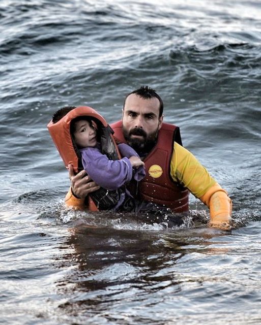 Προφανώς και είναι θεοσεβές να βουτάς στα νερά 
για να πιάσεις ό,τι πολυτιμότερο υπάρχει.