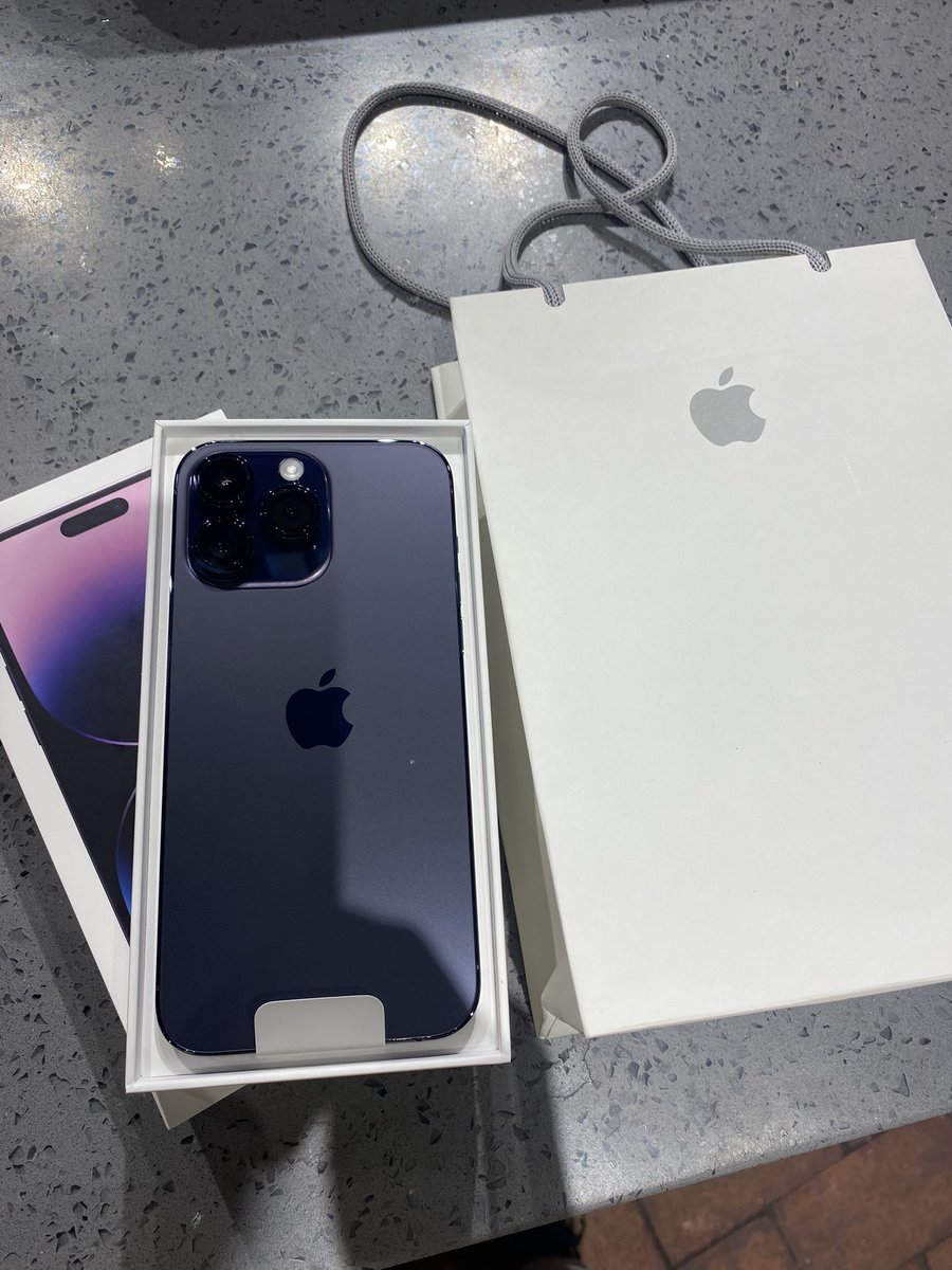 วันเคาน์ดาวน์ไปเที่ยวผับ มีผู้ชายจีนขอแอดวีแชท ไอ้เราก็ให้ไปแต่ไม่ได้รับแอดวีแชท ผช.ก็แบบรับหน่อยเถอะ ผมไม่รบกวนคุณหรอก จนผ่านมาหลายวันฉันก็รับแอด แล้วเขาก็ทักมาว่าวันก่อนเห็นมือถือฉันถ่ายรูปไม่ชัดเลยจะส่งมือถือให้ ฉันเลยให้ที่อยู่ไป เพราะคิดว่ายังไงก็ปลอม 😂😂 แกกก สรุป