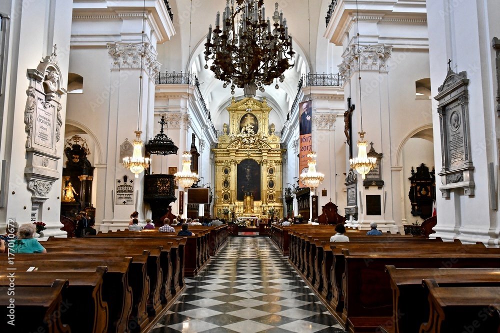 【イレイナの旅198】
ワルシャワの聖十字架教会は1757年に建てられたバロック様式のローマカトリック教会です。この教会にはロシアの支配下にあった祖国への帰国を願い、パリで亡くなった作曲家ショパンの心臓が、最期を看取った姉によって持ち出され入口左側の柱の最下部に収納されています