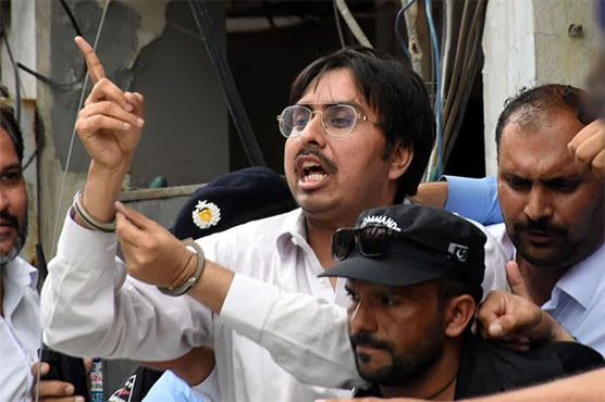 Nawaiwaqt_'s tweet image. اداروں کے خلاف بغاوت پر اکسانے کا کیس، شہباز گل ایمبولینس میں سیشن عدالت پہنچ گئے.
مزید تفصیلات ⬇️
nawaiwaqt.com.pk/06-Jan-2023/16…
#news #PTI #SessionCourt #shahbazgill