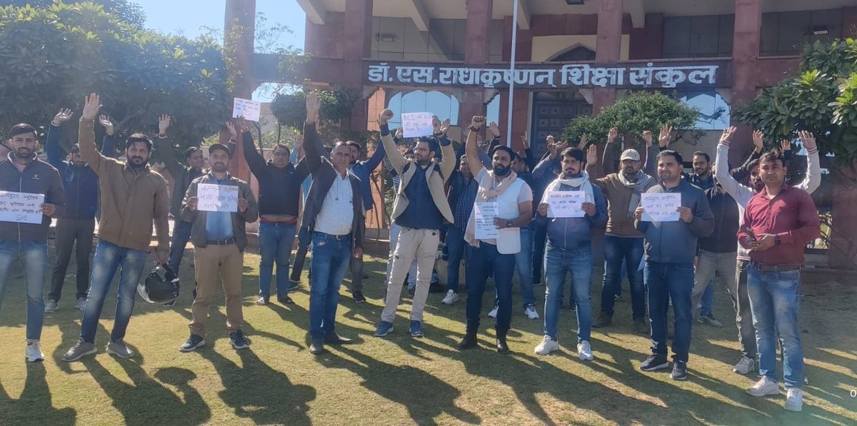 bharatbeniwal_'s tweet image. आज #बेसिक_कंप्यूटर_अनुदेशक_भर्ती का परिणाम जारी कराने को लेकर शिक्षा संकुल पर प्रदर्शन किया, 2 मिनट मौन रहकर और 2 घंटे का संकेतिक धरना दीया और परिणाम जारी कराने को लेकर शिक्षा मंत्री @DrBDKallaINC जी से मुलाकात की, मंत्री जी ने आश्वासन दिया आज विभाग की मीटिंग मे अधिकारियों को