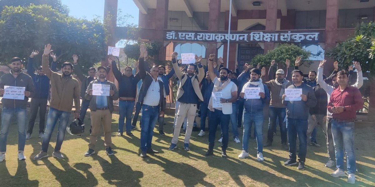 bharatbeniwal_'s tweet image. आज #बेसिक_कंप्यूटर_अनुदेशक_भर्ती का परिणाम जारी कराने को लेकर शिक्षा संकुल पर प्रदर्शन किया, 2 मिनट मौन रहकर और 2 घंटे का संकेतिक धरना दीया और परिणाम जारी कराने को लेकर शिक्षा मंत्री @DrBDKallaINC जी से मुलाकात की, मंत्री जी ने आश्वासन दिया आज विभाग की मीटिंग मे अधिकारियों को