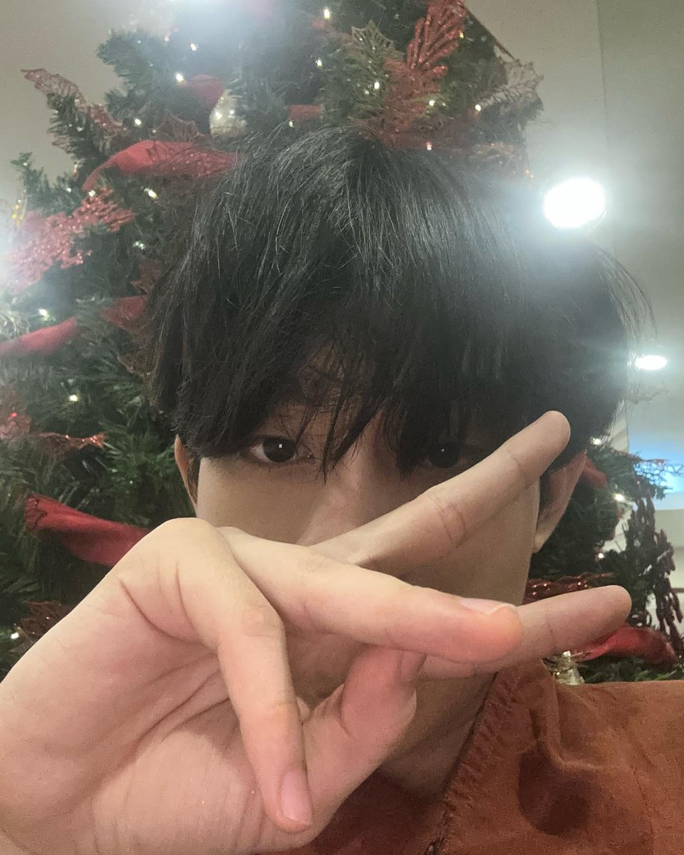 ५ 𝑰𝑵𝑺𝑻𝑨𝑮𝑹𝑨𝑴 𝑷𝑶𝑺𝑻  𓄹 ۪ ࣪  𔘗
                         ￣￣ Feliz año nuevo. ￣