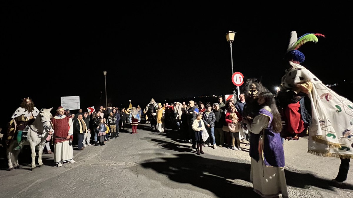 cronicassiyasa's tweet photo. La Cabalgata de los Reyes Magos regresó a Cieza para envolver de magia la localidad.
https://t.co/ov7F7OBp0E https://t.co/8OBhz4rcBB