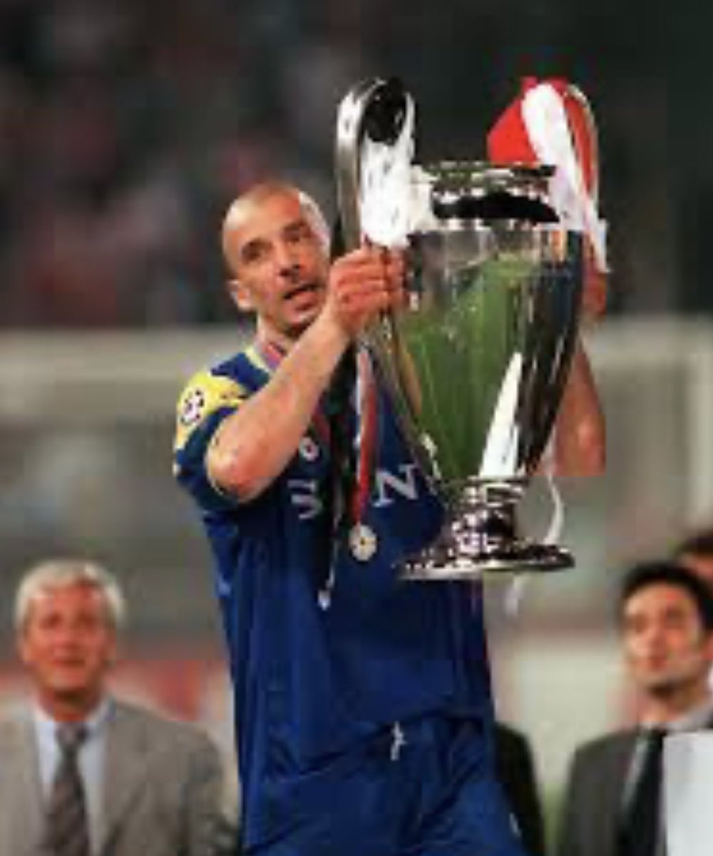 eleee_pa27's tweet photo. NOTIZIA PIÙ BRUTTA NON POTEVA ARRIVARE CIAO GIANLUCA🖤#Vialli https://t.co/UXeacLKAHd