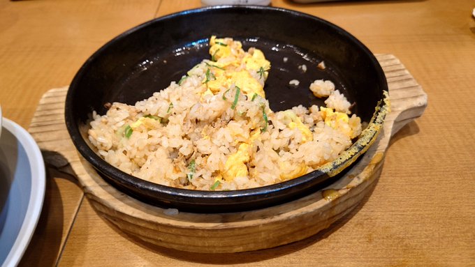 ラーメン屋で鉄板玉子チャーハン頼んだら溶き卵を鉄板にかけて貰う時、店員がテーブルに卵がっつりこぼしたのをそのままにされて更にスプーンを渡し忘れられて、そこまでは全然いいんだけど自分で拭こうと思ったら私の席にだけティッシュが置いてなくて流石になんでやねんと思いましたね 
