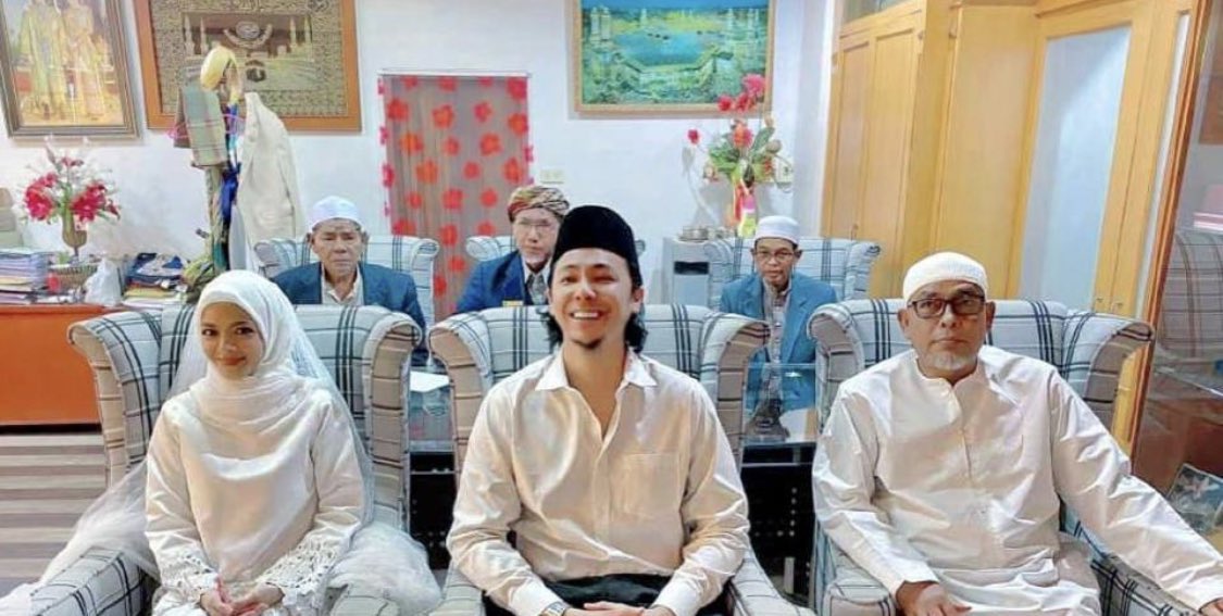 sfhsni's tweet image. Senyum sampai ke telinga aihh