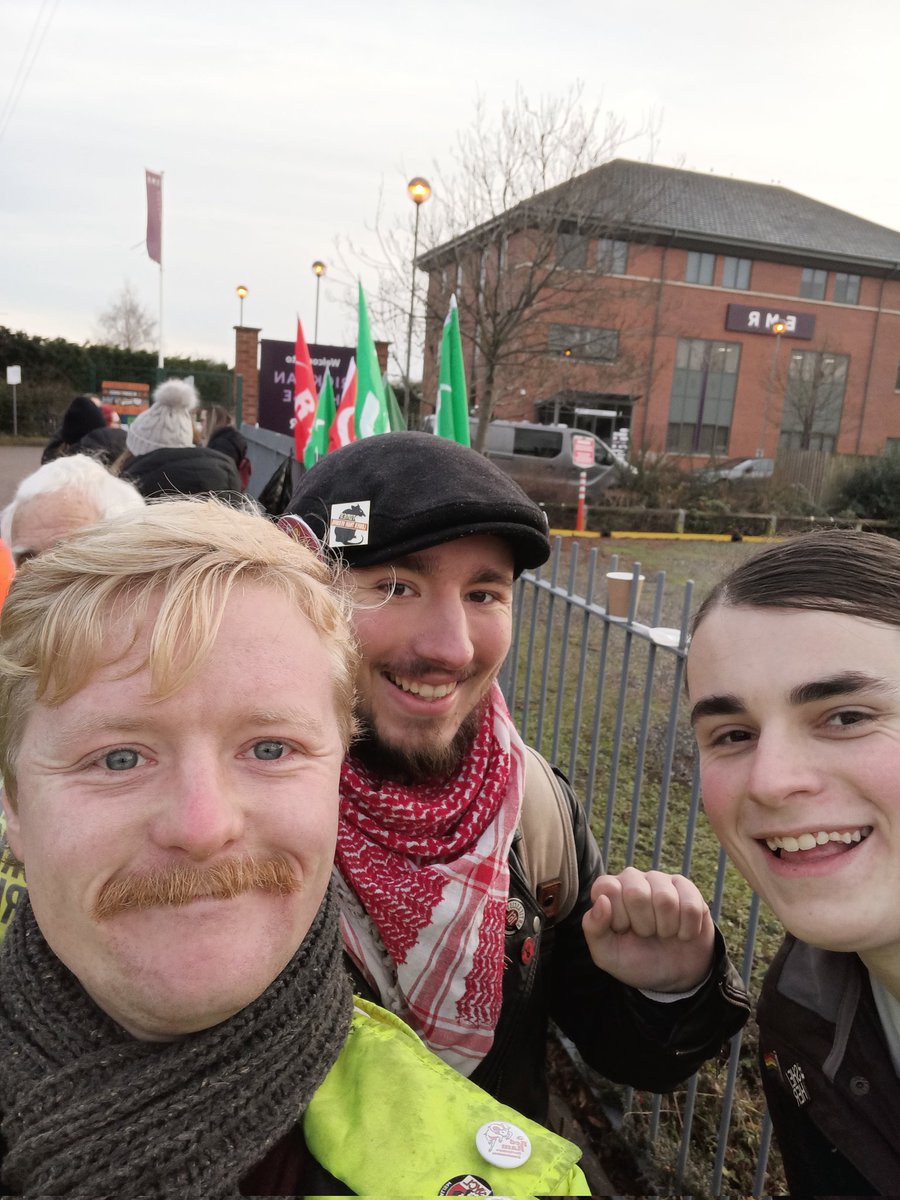 DannyStevenson4's tweet image. Outside the East Midlands railway today with the @RMTunion @strike_map #visitapicket loyalty card scheme.

Solidarity with the strikers

📲Sign up to here: bit.ly/visitapicketlo…

#strikemap #EnoughIsEnough  #SolidarityWithStrikes