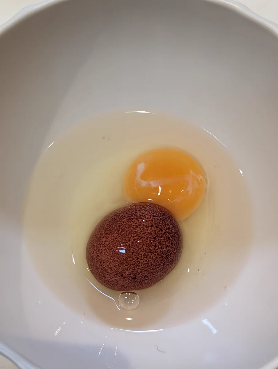 卵の中から卵！？卵を割って出てきたのは、なんと卵だった・・！？