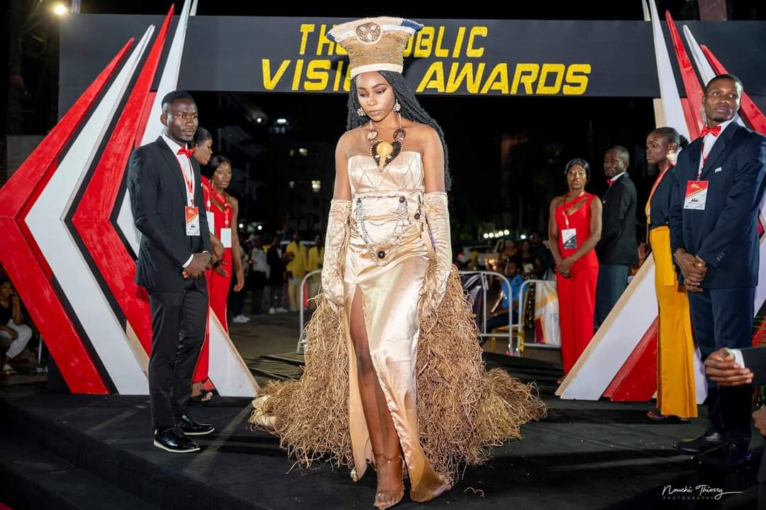 public_awards's tweet photo. Revivez en images la troisième édition du gala de récompenses The Public Vision Awards.

L’arrivée des célébrités 

@lydolslam @Fairy's touch @chancelle_mekeng KAFKA 

#ThePublicVisionAwards3 https://t.co/OZ8PYUZsl7