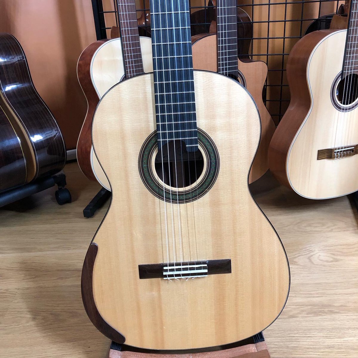 The 3rd type of Tony Morison Concert Guitar in our showroom is:European Spruce Top, lattice bracing (cedar/balsa) and carbon-fibre
How good is that?! 🎸🎶❤️
#guitarworld #guitarra #classicalguitarist #acousticguitar #luthier #guitarsdaily #classicalguitar #instamusicians #music