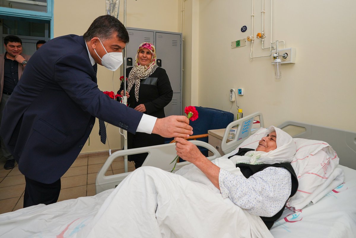 rfadiloglu's tweet photo. Hatırını sormak, gönlünü almak ve ona moral vermek açısından hasta ziyaretinin önemi büyüktür.

Rabbim, mübarek cuma günü yüzü suyu hürmetine tüm hastalarımıza şifa versin.🤲🏻

📍25 Aralık Devlet Hastanesi https://t.co/XgpIe4M22s