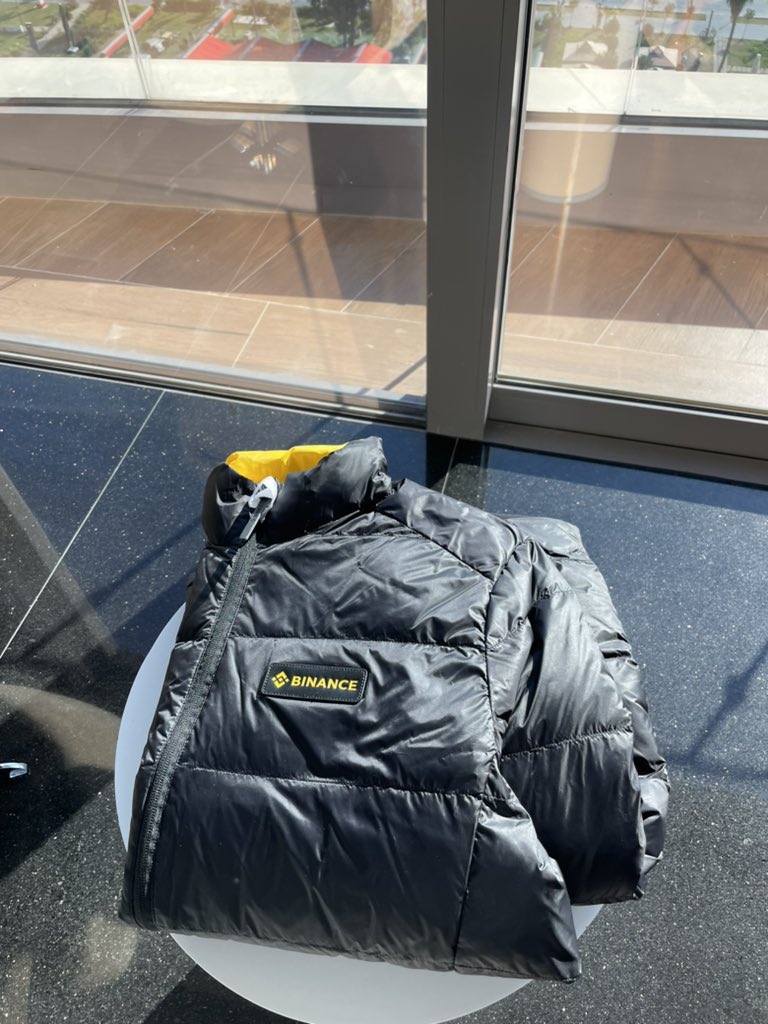 Değerli arkadaşlar; <a href="/Binance_Turkish/">Binance Türkiye Destek</a> e bu güzel hediyeler için teşekkür ederim. Bornoz+yağmurluk ve çorap içeren bu seti, bu tweeti RT yapanlar arasından 1 kişiye yollayacağım. Bu hediyeler sizlerin ilgisi sayesinde bizlere ulaşıyor. Var olun 🙏🏻