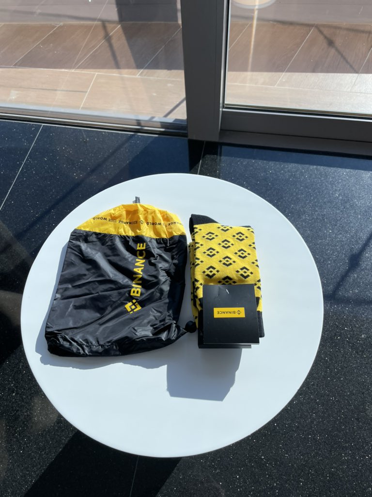 kerimcalender's tweet photo. Değerli arkadaşlar; @Binance_Turkish e bu güzel hediyeler için teşekkür ederim. Bornoz+yağmurluk ve çorap içeren bu seti, bu tweeti RT yapanlar arasından 1 kişiye yollayacağım. Bu hediyeler sizlerin ilgisi sayesinde bizlere ulaşıyor. Var olun 🙏🏻 https://t.co/tDBstvgbQn