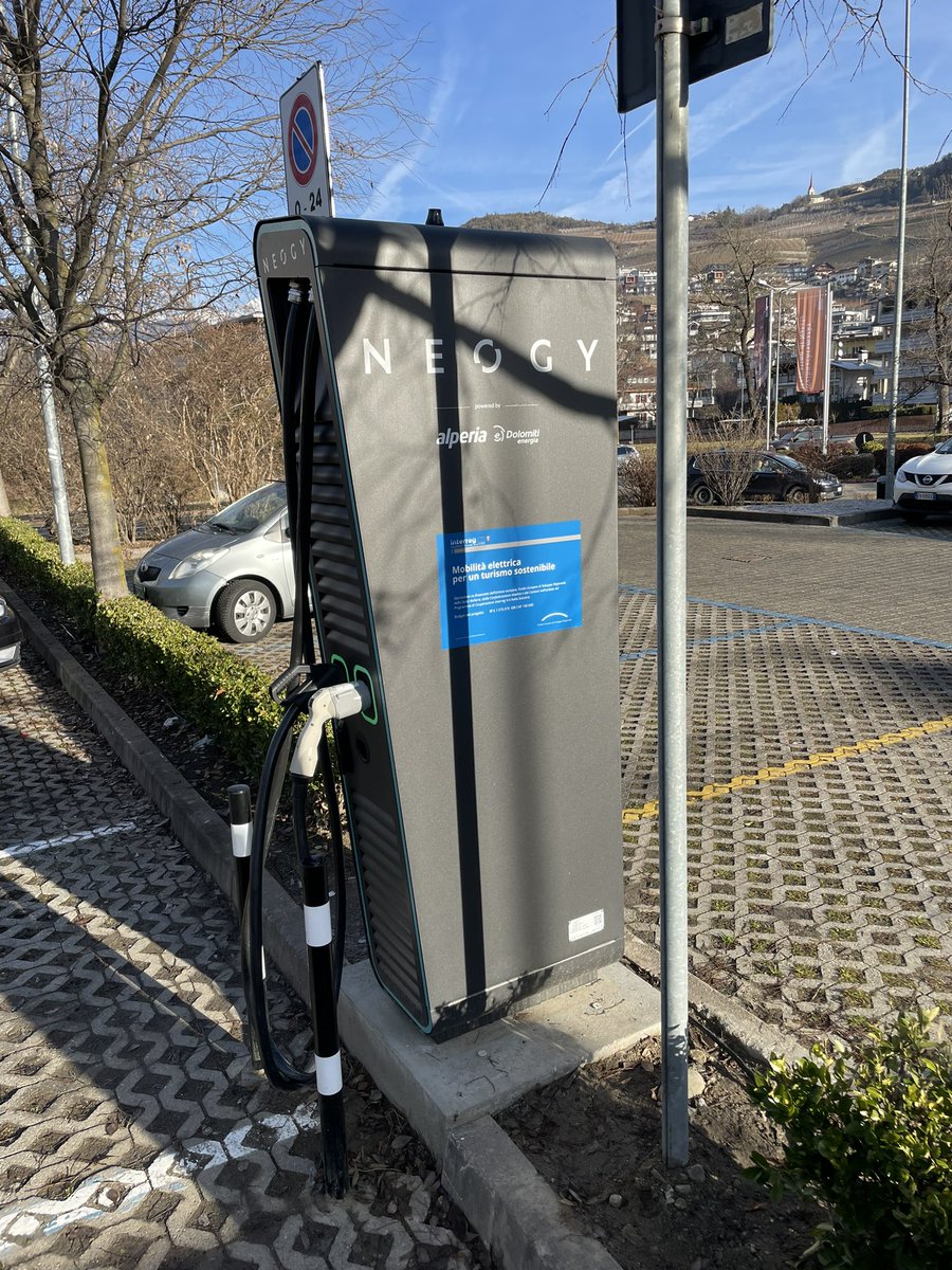 31bbd's tweet photo. Neogy/Alperia-Ladestation in Brixen beidseitig nur auf Italienisch beschriftet. Euer Ernst?
#Alperia #Neogy #Brixen #Einsprachigkeit #Interreg #1skih @LandSuedtirol https://t.co/DKH8p9hqPt