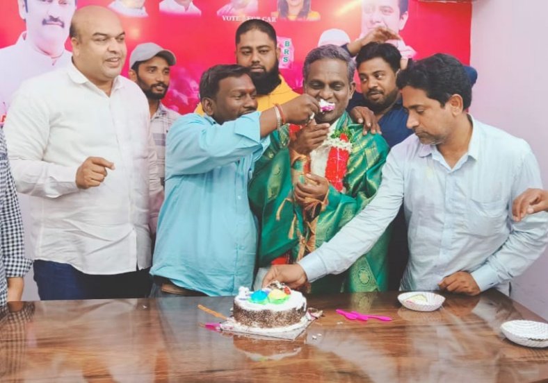 LBorabanda's tweet photo. బొరబండ BRS పార్టీ కార్యాలయంలో డివిజన్ అధ్యక్షులు కృష్ణమోహన్ గారి జన్మదిన  సందర్భంగా కేక్ కట్ చేసి బోరబండ ఇంచార్జ్ సిరాజ్ గారు  ఏరియా సభ కమిటీ మెంబర్ తలారి అనిల్ స్థానిక నాయకులు అందరు కలిసి శుభాకాంక్షలు తెలియజేయడం జరిగింది💐🎂 https://t.co/IAR7AFCr4h