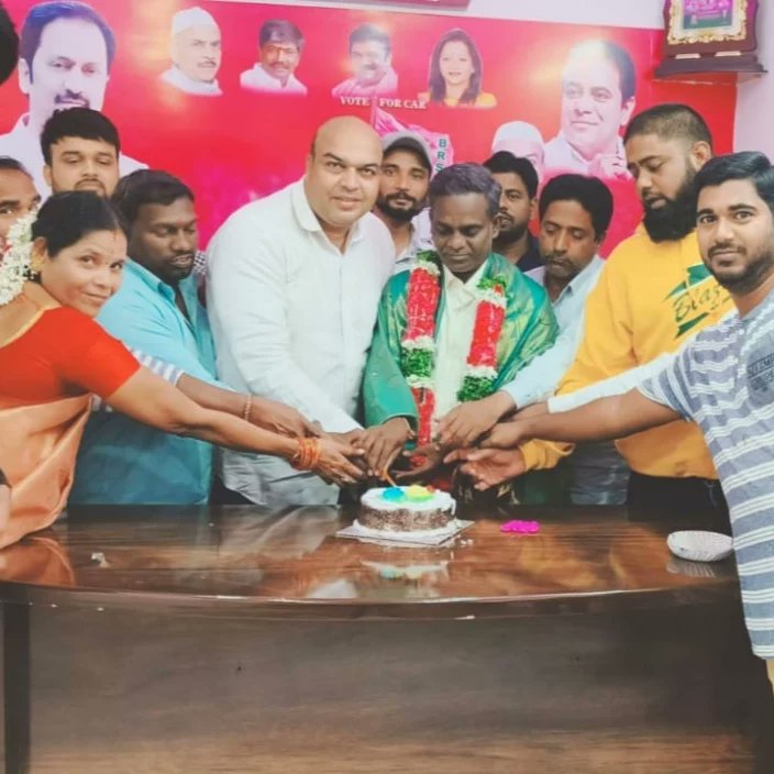 LBorabanda's tweet photo. బొరబండ BRS పార్టీ కార్యాలయంలో డివిజన్ అధ్యక్షులు కృష్ణమోహన్ గారి జన్మదిన  సందర్భంగా కేక్ కట్ చేసి బోరబండ ఇంచార్జ్ సిరాజ్ గారు  ఏరియా సభ కమిటీ మెంబర్ తలారి అనిల్ స్థానిక నాయకులు అందరు కలిసి శుభాకాంక్షలు తెలియజేయడం జరిగింది💐🎂 https://t.co/IAR7AFCr4h