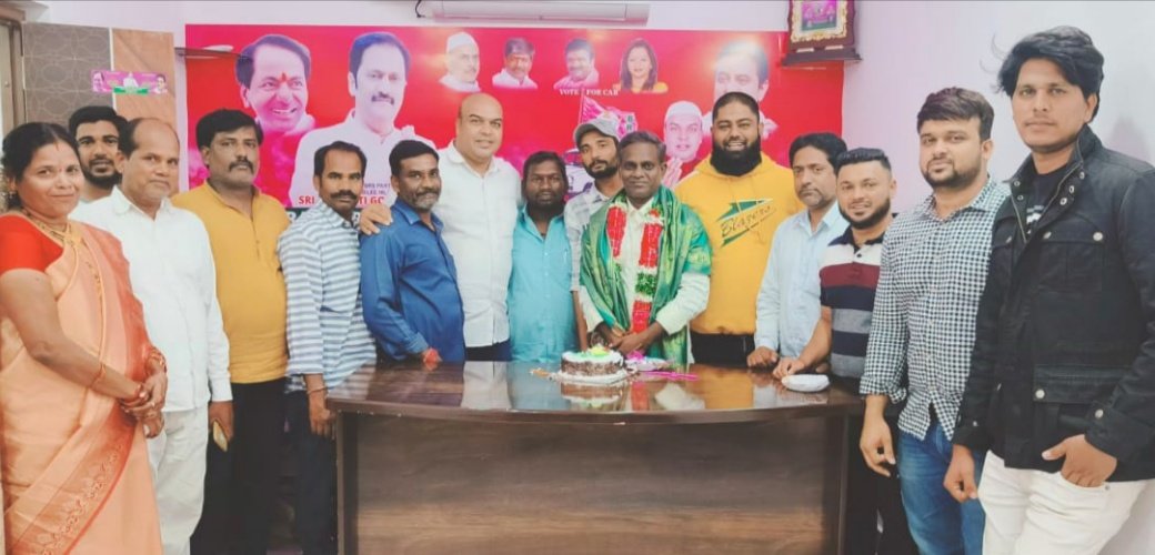 LBorabanda's tweet photo. బొరబండ BRS పార్టీ కార్యాలయంలో డివిజన్ అధ్యక్షులు కృష్ణమోహన్ గారి జన్మదిన  సందర్భంగా కేక్ కట్ చేసి బోరబండ ఇంచార్జ్ సిరాజ్ గారు  ఏరియా సభ కమిటీ మెంబర్ తలారి అనిల్ స్థానిక నాయకులు అందరు కలిసి శుభాకాంక్షలు తెలియజేయడం జరిగింది💐🎂 https://t.co/IAR7AFCr4h