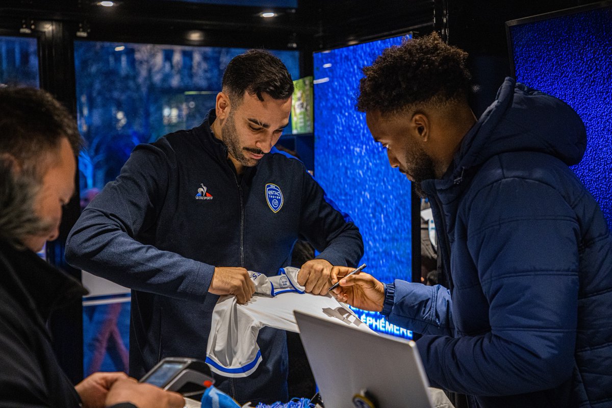 estac_officiel's tweet photo. Retour en 📸 sur la venue de Yoann Salmier et d’Adil Rami à la boutique éphémère. Nos joueurs étaient en mode vendeur, un joli moment de convivialité avec nos supporters ! 😍

👉 Profitez de l’offre 1 maillot acheté avec le flocage = votre flocage dédicacé. 🔥

#TeamESTAC 🔵⚪️ https://t.co/7rKLZjz1wH