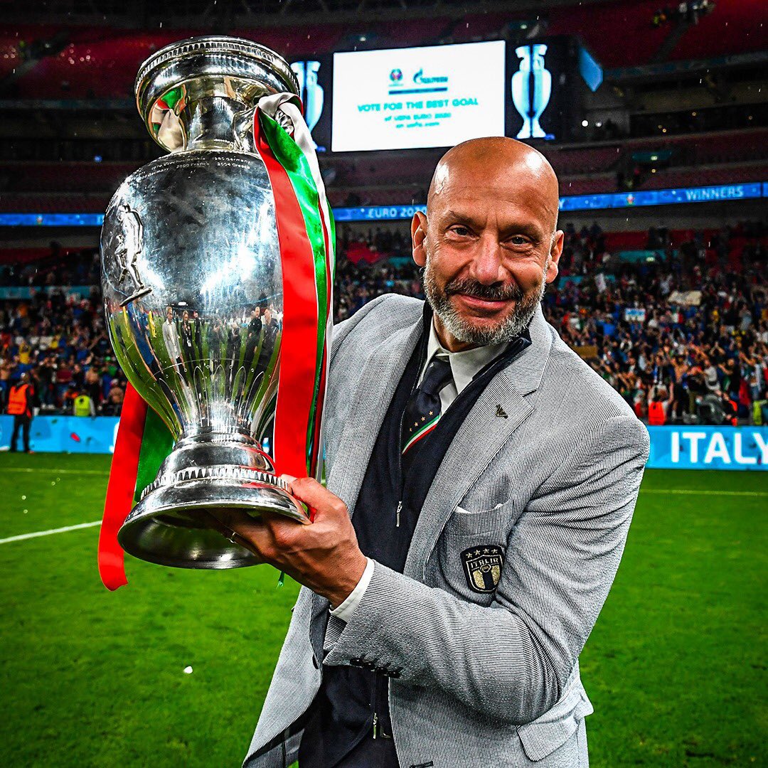 negli occhi di tutti e nei miei Gianluca Vialli verrà ricordato sempre così: l'ultimo a salire sul pullman per scaramanzia, i rigori "visti" di spalle, quell'abbraccio commosso con Manicini per la vittoria di euro2020 e la felicità con la Coppa.
Ciao Gianluca 🤍🕊️