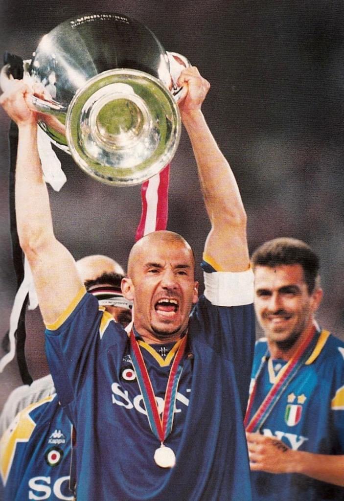 Omar59417381's tweet photo. Ora alzala in cielo Eterno Capitano Eterno Bianconero!!!! 9 https://t.co/mXoGBPprjP