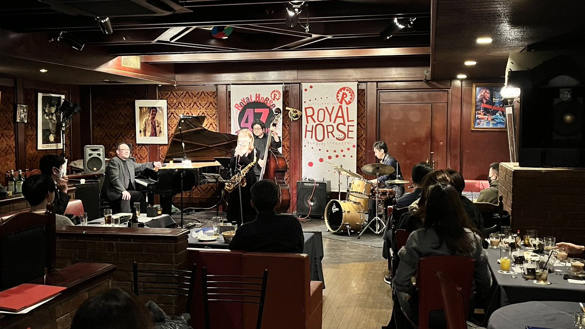 russk1967's tweet photo. 昨日はジャズ界では一推しの岸本美咲ライブ。地元大阪なのにほんと久しぶりでしたが今回はレコ発ということで気合いから違う。知りうる限り関西最強のメンツ集結してノリノリのステージでした
#岸本美咲
#ジャズサックス
#ジャズ界一の美女
#可愛い
#ビーバップ
#mebop https://t.co/jYB4a1QnQb