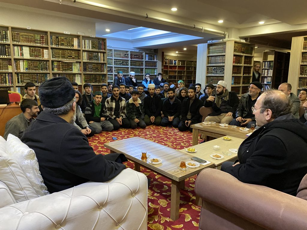 MTO'yu kurmadan önce uzun bir dönem İFAM’da aylık dersler veren Yusuf Kaplan hocamız vakfımıza teşrif etti.İhsan Şenocak hocamızla ümmetin ahvaline dair konuştu. Ardından İFAM öğrencilerine fikir ziyafeti kıvamında bir konferans verdi.<a href="/ihsansenocak/">ihsansenocak</a> <a href="/yenisafakwriter/">yusuf kaplan</a>