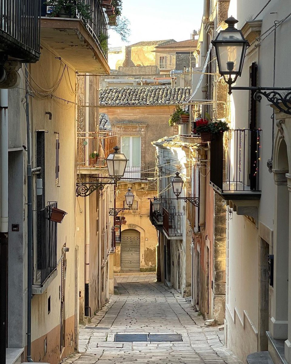 VisitSicilyOP's tweet photo. Sapevate che ChiaramonteGulfi è chiamato il Balcone di Sicilia grazie alla sua posizione panoramica? 
Il delizioso borgo Ibleo vanta una ricca tradizione culinaria, caratterizzata dalla produzione di olio d’oliva, e un ricco patrimonio artistico-culturale. 

📷 Lisciandra https://t.co/e2zif1uJZy