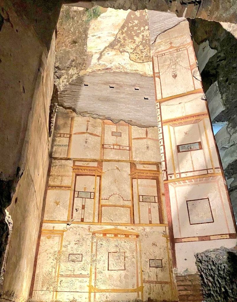 DrNWillburger's tweet image. For #FrescoFriday a glimpse inside the Domus Aurea, a luxurious and extensive residence Nero begun to build after the fire in 64 AD that destroyed large parts of the centre of #Rome.
#RomanArchaeology