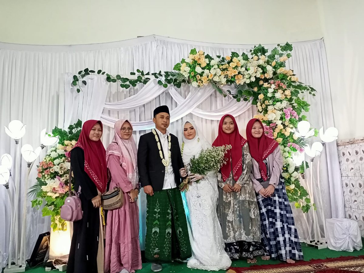 faaalihah's tweet photo. 'Nek coro jowo, nikah Jumadil Akhir iku marai sugih, Rajab marai anak akeh, Ruwah (sya'ban) marai ayem, Besar (dzul hijjah) marai seneng'
Disampaikan oleh Gus Rojih ketika walimatul ursy Ustzh. Farhanah dan Ust. Fahrurrozi, semoga beliau berdua diliputi keberkahan selalu❤️ https://t.co/NVOSOIEWTJ