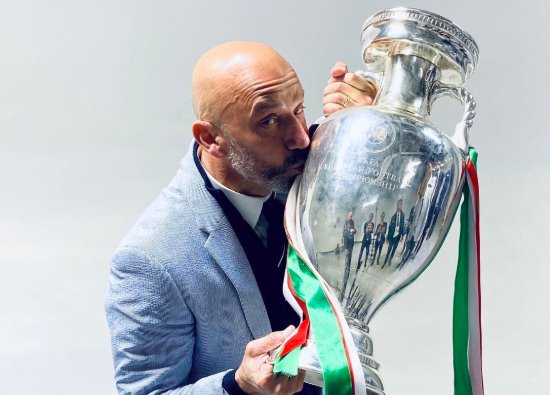 Gianluca #Vialli purtroppo ci ha lasciati. Grande campione e uomo straordinario. Durante la sua lotta per la vita, ci ha insegnato tanto. È un giorno triste per l'Italia