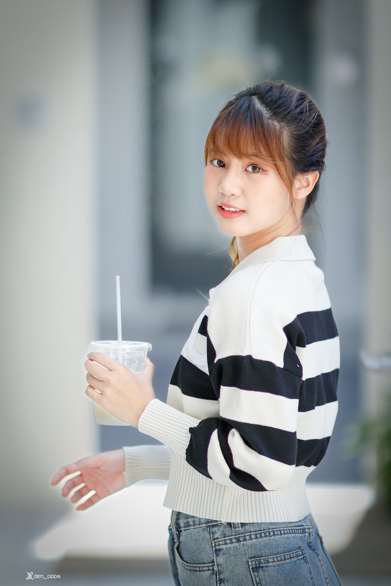den_oppa's tweet photo. Every Christmas with Moopear
-Chapter 6-

👱‍♀️: @moopear_ 
📍: In the vicinity of HOLIDAY PASTRY
📷: Canon EOS 5D Mark IV + EF85mm f/1.4L IS USM

#Moopear #ムーペァー 

=====
Like &amp; follow for HD photos &amp; videos
facebook: den.oppa
instagram, twitter, youtube: @den_oppa https://t.co/GiBXHyNvb1