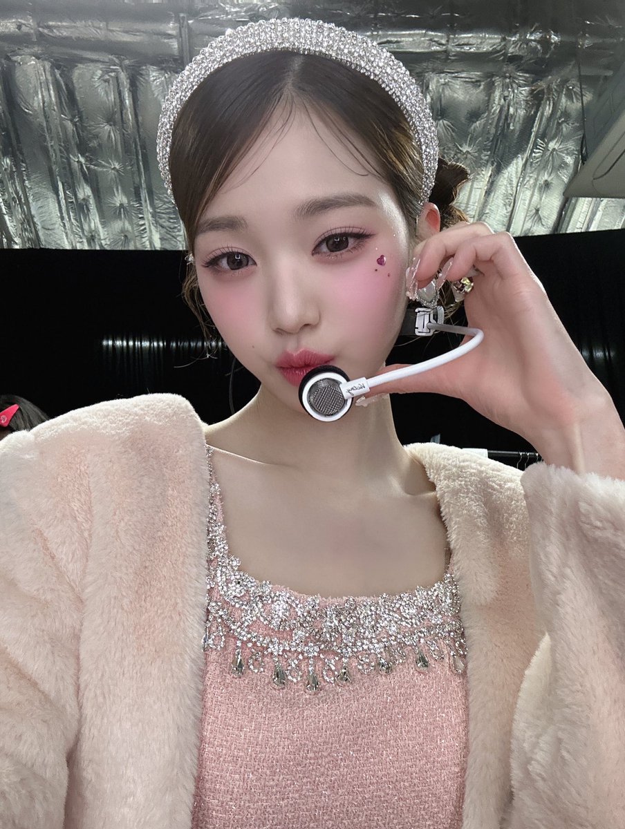wznyou's tweet photo. in this cold christmas’ eve jang wonyoung the pinkish princess come along with bunch of warm heart. bundle of love was being delivered through this pictures, have you received it, dives? 💗 https://t.co/wuUpbHw4F8