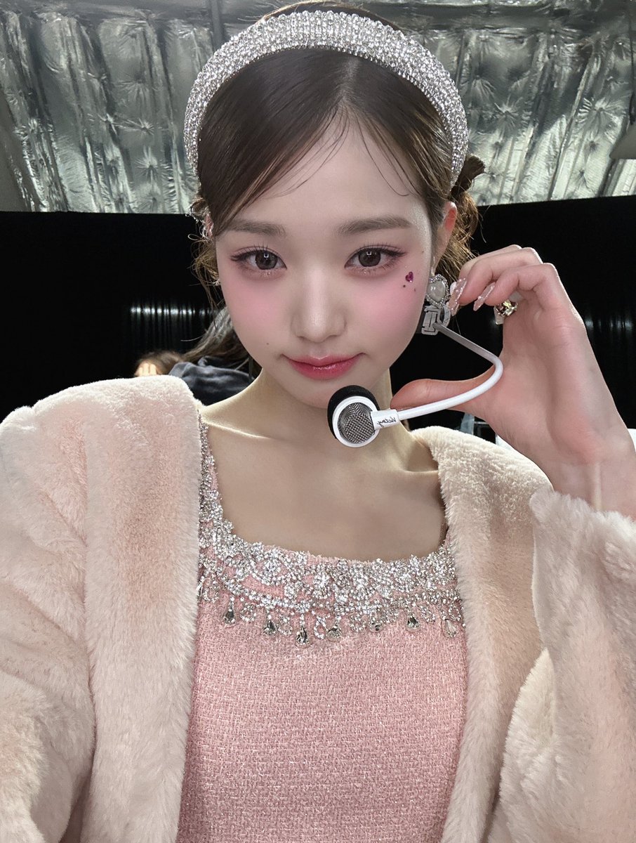 wznyou's tweet photo. in this cold christmas’ eve jang wonyoung the pinkish princess come along with bunch of warm heart. bundle of love was being delivered through this pictures, have you received it, dives? 💗 https://t.co/wuUpbHw4F8