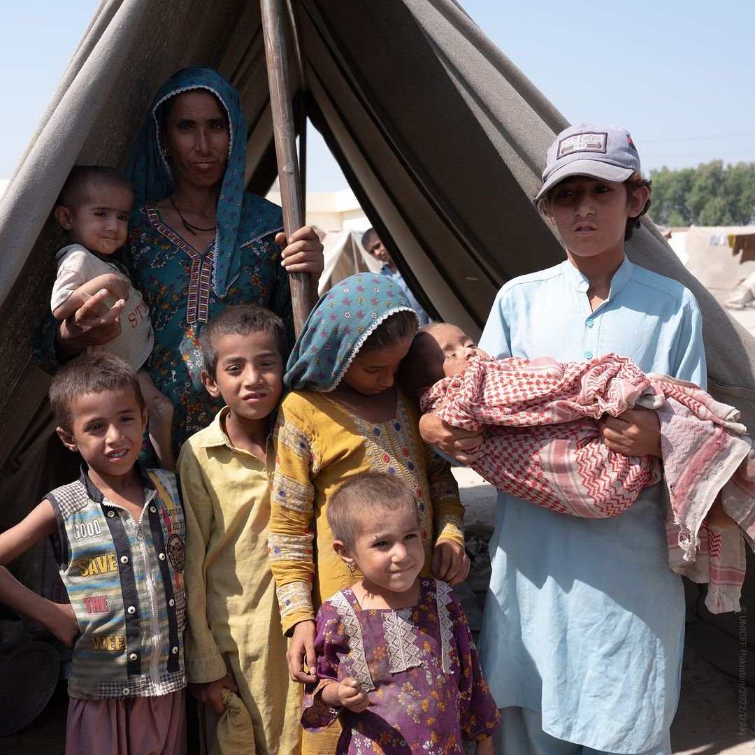 G_LaryeaAdjei's tweet photo. 10 million.   

That’s the number of children still in need of immediate, lifesaving support in #Pakistan.  

Flimsy tents will not be enough for them to survive these harsh winters. They will continue succumbing to diseases which in normal times are preventable &amp; treatable. https://t.co/vwpY3qd1a2