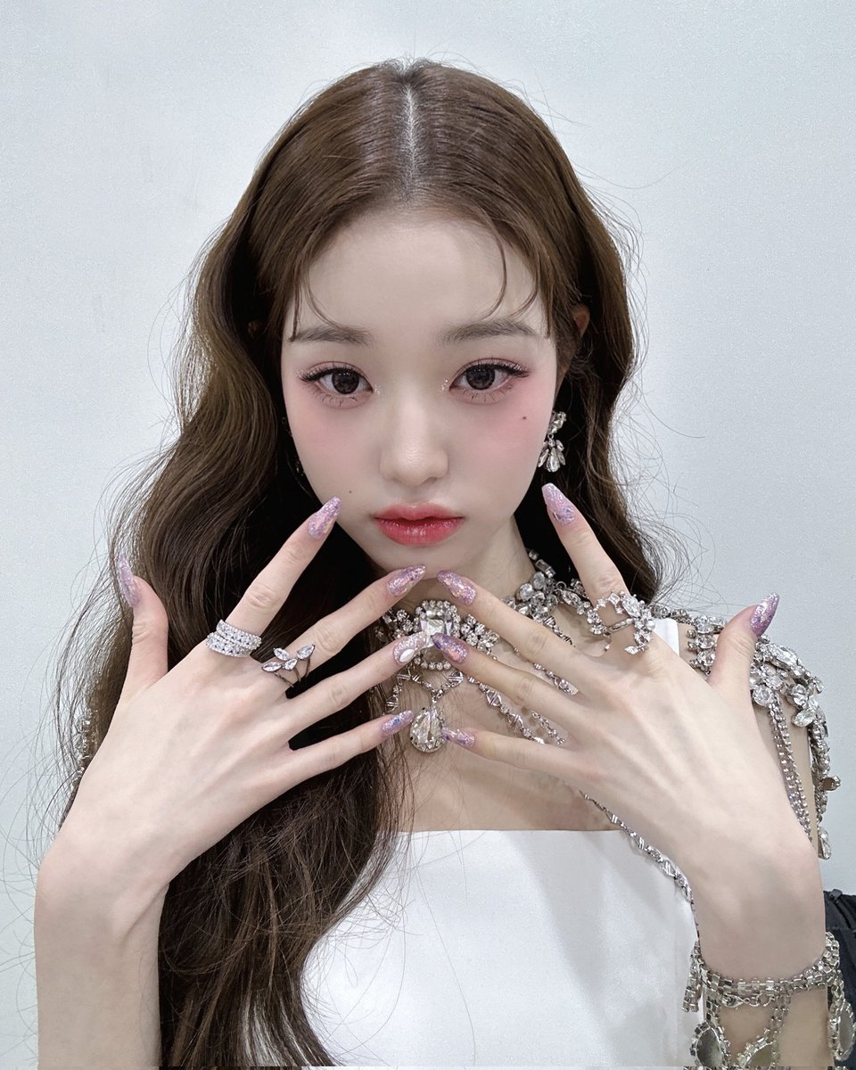 wznyou's tweet photo. by performing snsd senior’s lion heart song, my heart was pounding indicating that this sparked my enthusiasm! this song is like a new breath of air on new year’s eve. sparkling white is also elegant from ive could attach your attention that much ‹3¡★ https://t.co/dPMJ2bwBJl