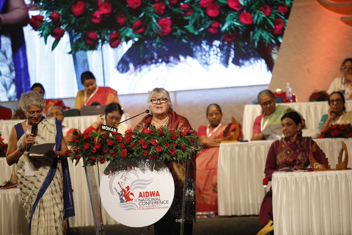 cpimspeak's tweet photo. 13th All India Conference of AIDWA began today in Thiruvananthapuram with flag hoisting and speeches by different leaders including Comrades Brinda Karat, Malini Bhattacharya, Mariam Dhawale and Che Guevara's Daughter Aleida Guevara. We extend revolutionary greetings to AIDWA. https://t.co/vGTYA4L1dk