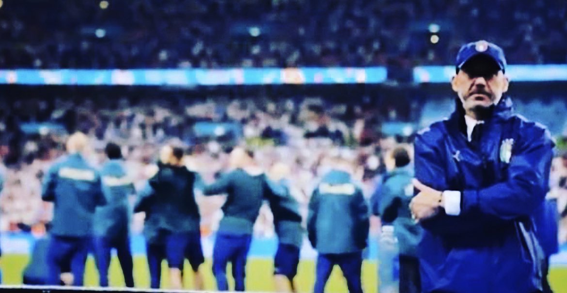 FBiasin's tweet photo. Se ne va un pezzo di Italia. 
Ciao Gianluca.
#Vialli https://t.co/Uu0CgGMEcT