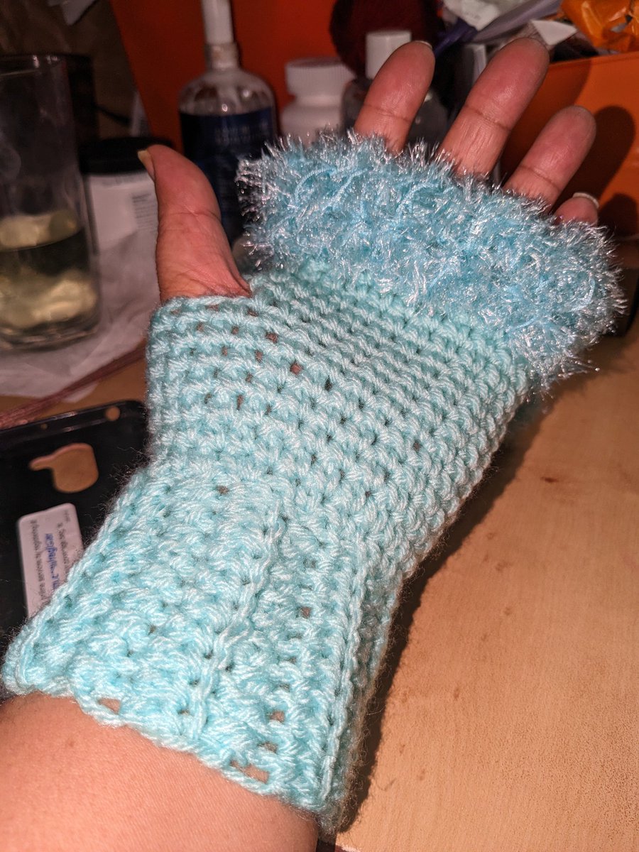 Hot off the hook 😁
#CrochetIsHowIRoll #CrochetLife #FingerlessGloves