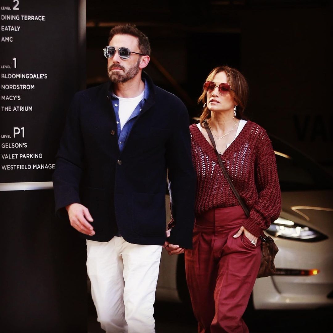 Keeperfacts1's tweet photo. I love them so much 🥰✨
@jlo
#jlo #jenniferlopez #jenniferaffleck #benaffleck #bennifer #love #couple #couplegoals #married #jlovegas #jlobeauty #jlofashion #jlofans #jlostyle #jloqueen #jlodancers #jlochallenge #allihave #onthe6
#jlovaxlivechallenge https://t.co/TZ2FCN2o00