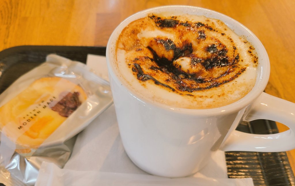 歯医者の前に、おひとり様時間
一瞬だったけど久しぶりの1人…
ホッとした
そして注文してから思った
私今から歯医者なのにおやつ頼んでしもうた…
仕方ねえから新年早々、歯医者さんに
歯グソ見せてくるね←
早く冬休み終わんねえかなあ……