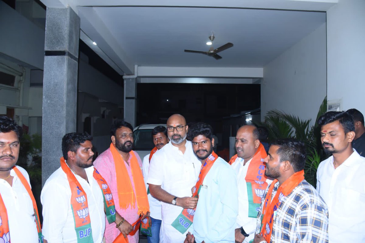 Arvindharmapuri's tweet photo. Former Ward Member of Sarangpur Mandal, Rangapet &amp; Oddera Colony and Head of CMR INTERNATIONAL MAN POWER CONSULTANT Shri Chella Mallesh joined @BJP4Telangana yesterday. https://t.co/xlQNxePqoo