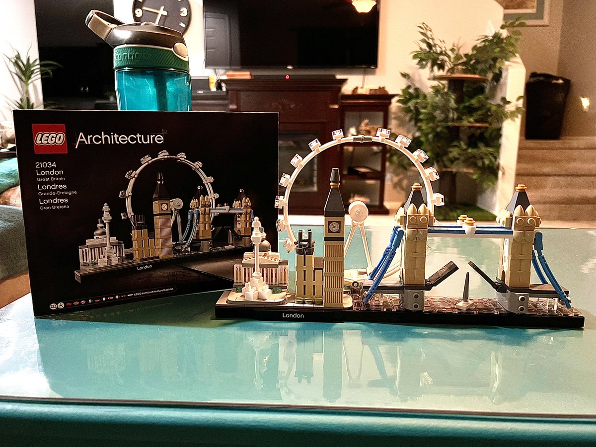 Charlotte_97xx's tweet image. I built London!! Well…some of it xD my sister-in-law Ashley bought it for me as a Christmas present! It looks so cool 😁 #LEGOset