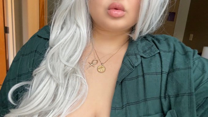 1 pic. Snuggle/suck. https://t.co/3ySTgb9LfX