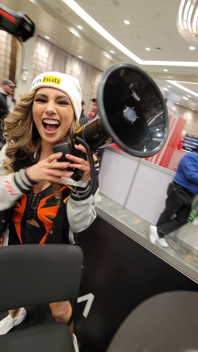 Jada Kai on Twitter "Day 2 at the pornhub booth !!! QueenBanksie