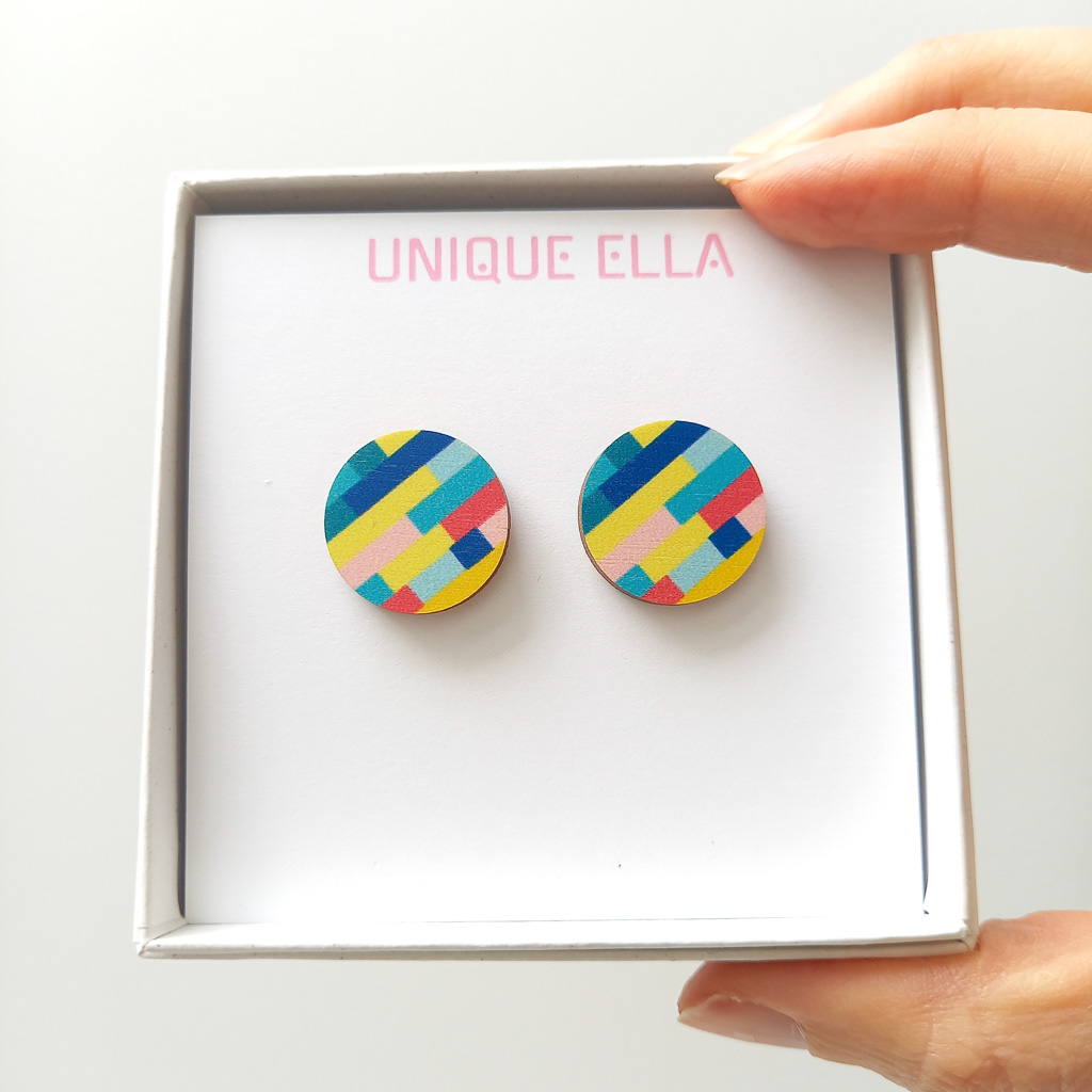 JewelleryElla's tweet image. Small colourful circle studs with a gift wrapping option on the website.

#circleearrings #studearrings #earcandy #ecofriendly #ukgiftshop #birthdaygiftsforher #giftsforfriends #ecogift #noths #nothspartner #justacard